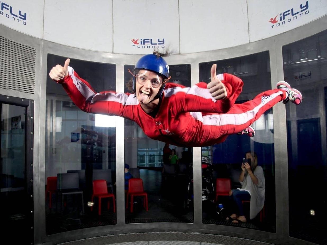 Tra 70 USD, nguoi gia 103 tuoi cung duoc bay nhu chim khong can du hinh anh