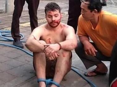 Khach Tay say xin, lao ra duong dap bay nguoi di xe may hinh anh