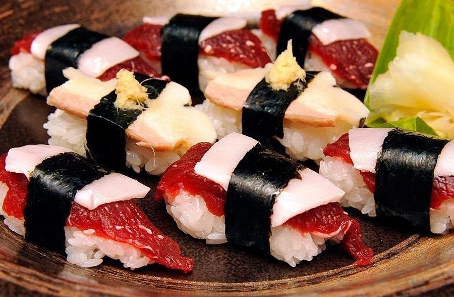 Thu sushi re tien, dau bep chuyen nghiep cham am diem, khong muon nuot hinh anh