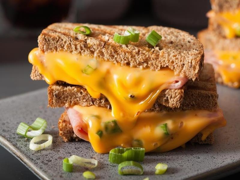 Sandwich nhan pho mai thit nguoi gon nhe cho ngay ban ron hinh anh