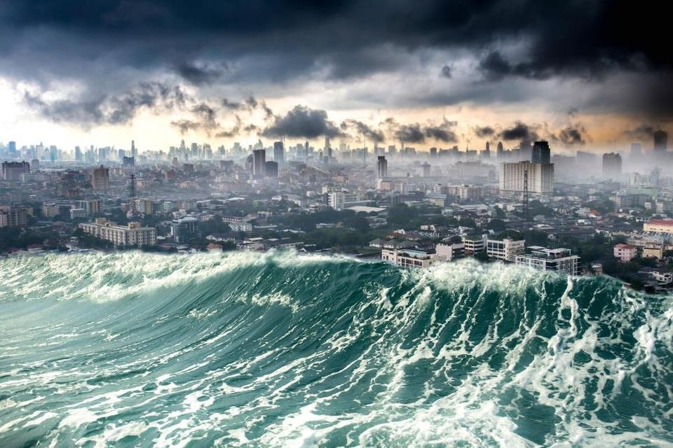 Lam gi de thoat chet khi gap song than? hinh anh