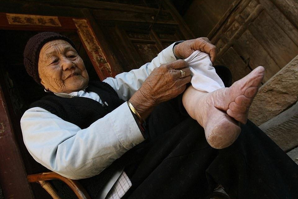 Nguoi phu nu 'got sen' bat khoc vi nho canh dau don khi bo chan hinh anh