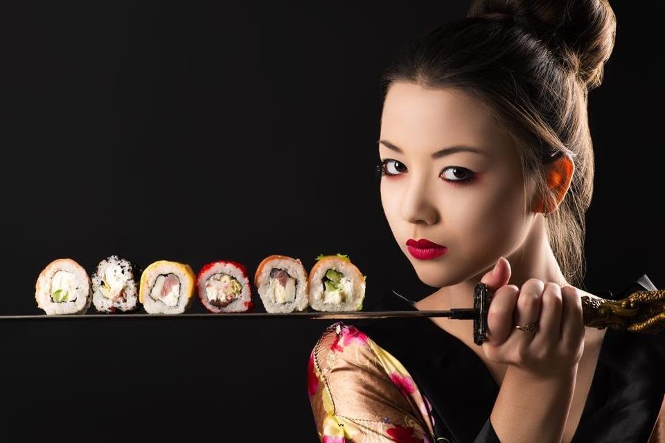 30 giay hoc cach an sushi chuyen nghiep nhu nguoi Nhat hinh anh