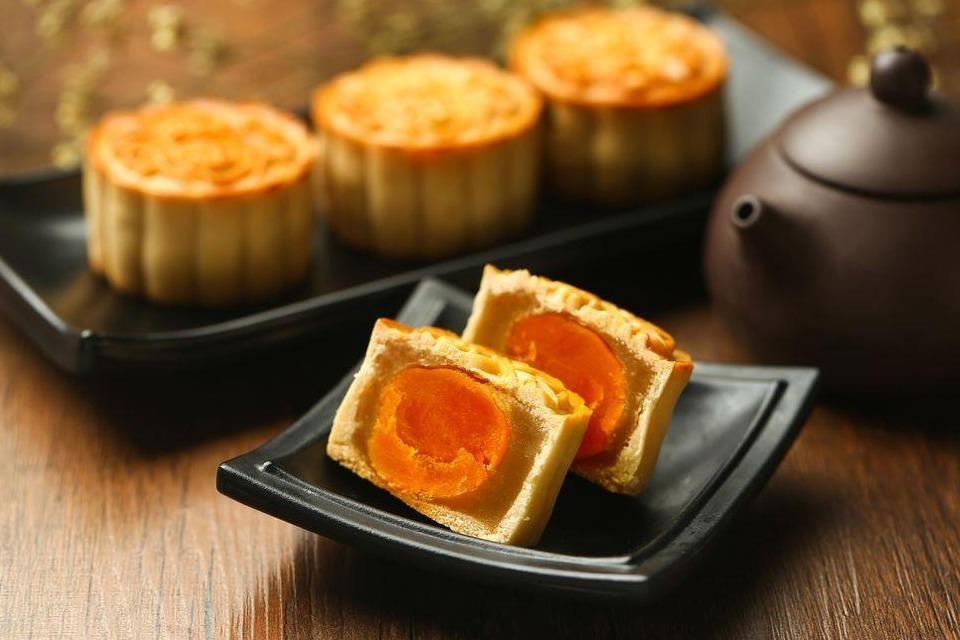 Nguoi Tay thich me banh nuong hat sen trung muoi trong lan dau an thu hinh anh