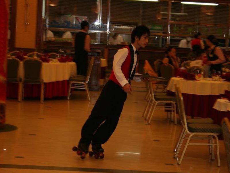 Boi ban truot patin dem do an cho khach nhu nghe si hinh anh