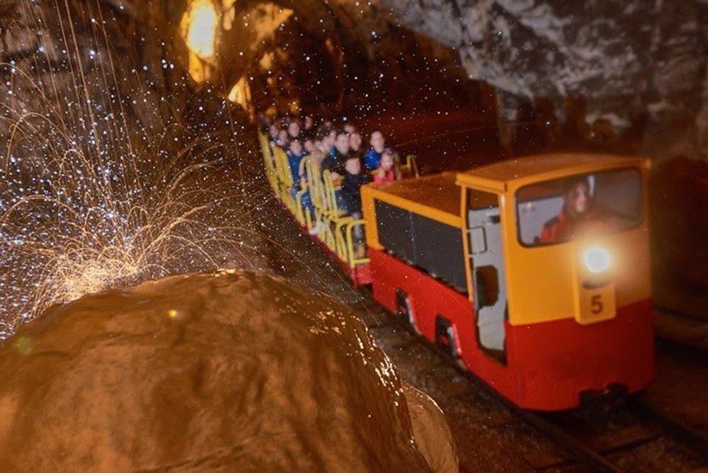 Kham pha hang dong huyen bi dai 24 km theo cach cua hoi luoi di hinh anh