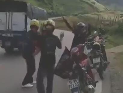 Nhom phuot dung xe nhay giua duong hinh anh