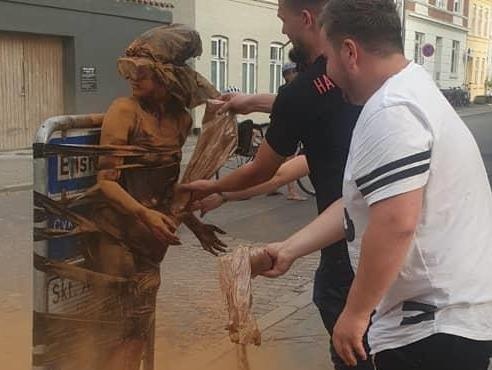 Troi nguoi giua duong, nem trung va bot vi 25 tuoi van e hinh anh