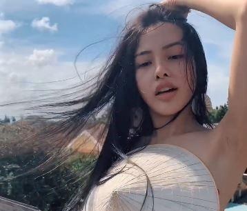 Quan ca phe Hoi An noi gi khi de khach nu chup anh khoa than? hinh anh