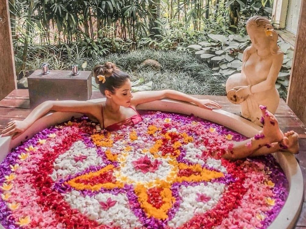 Tha hon giua bon tam ngap hoa hut phai dep o Bali hinh anh