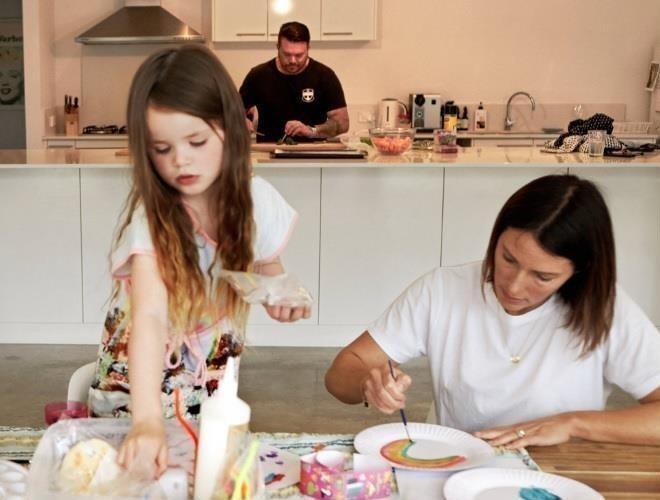 Canh gia dinh quay quan dung bua toi tren khap the gioi hinh anh