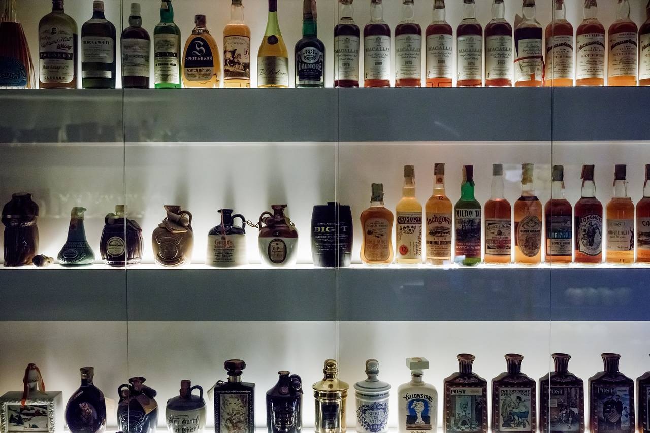 Quan bar tranh cai nhat Tokyo, san sang da thuong de ra duong hinh anh