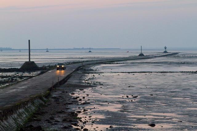 Con duong thuong xuyen bien mat, di cham se bi nuoc bien nhan chim hinh anh