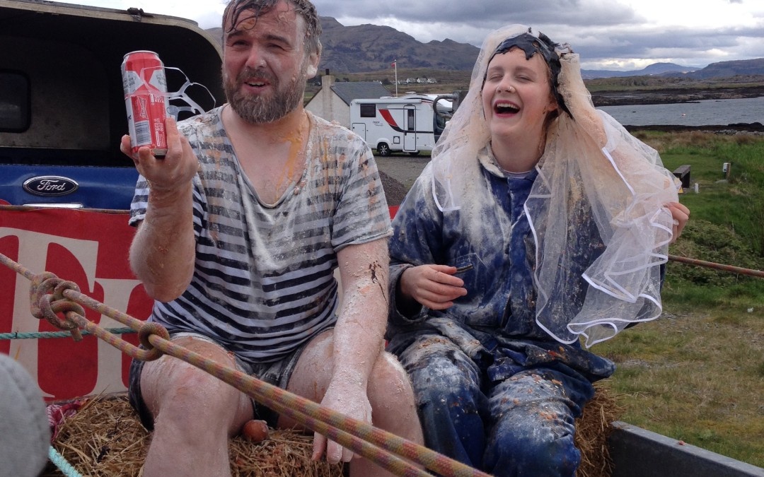 Bat troi, do do ban len nguoi co dau chu re hinh anh