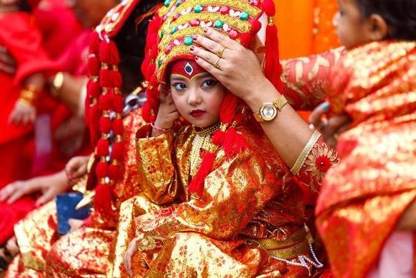 Tuc le bien be gai thanh than, song trong den va cam di lai hinh anh