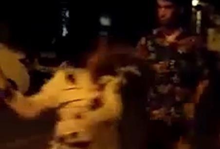 Nguoi ban hang o Hoi An doa danh khach Tay hinh anh
