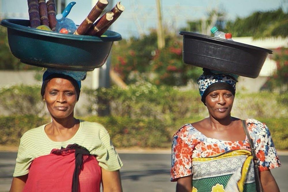 Noi phu nu ganh do tren dau, khong dung tay nhu dien xiec hinh anh