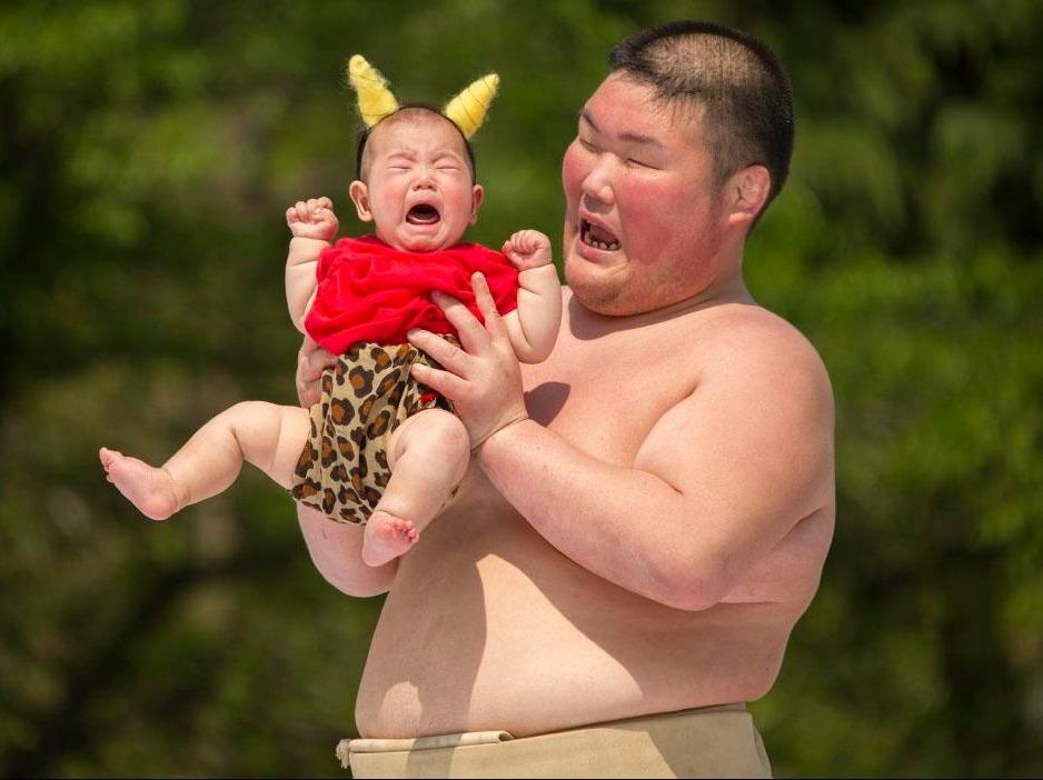 Vo si sumo Nhat thi nhau doa tre so sinh khoc thet hinh anh