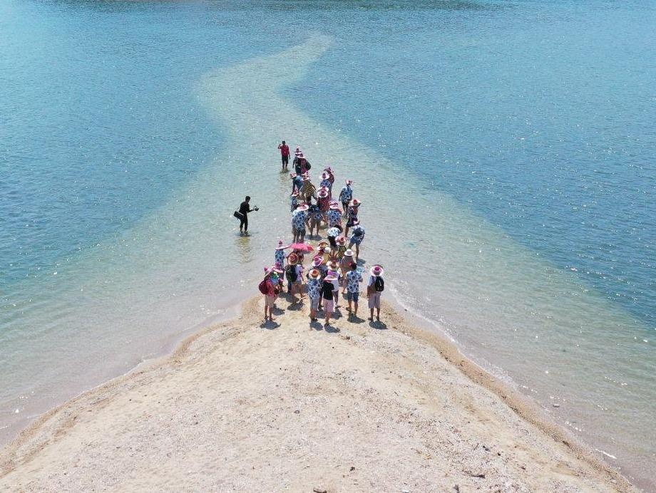 Di bo tren con duong xuyen bien o Phu Yen hinh anh