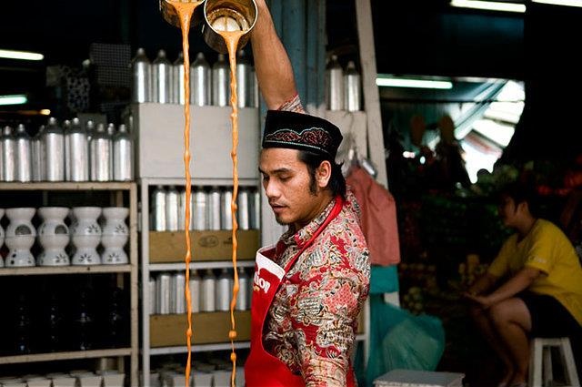 Nghe thuat pha tra sua nhu dien xiec o Thai Lan hinh anh