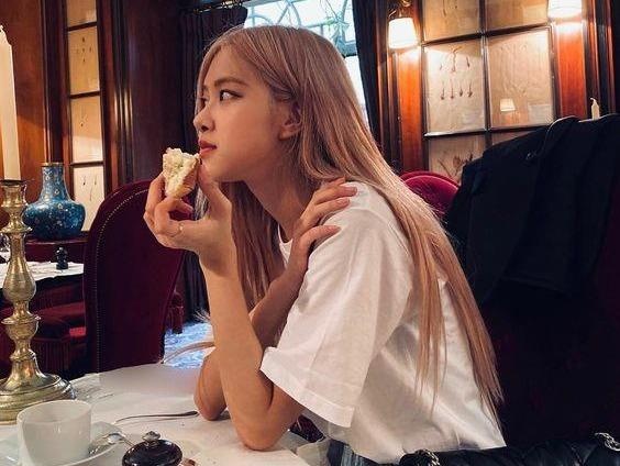 Sao Han noi yeu pho Viet, thich banh chuoi nep nuong hinh anh