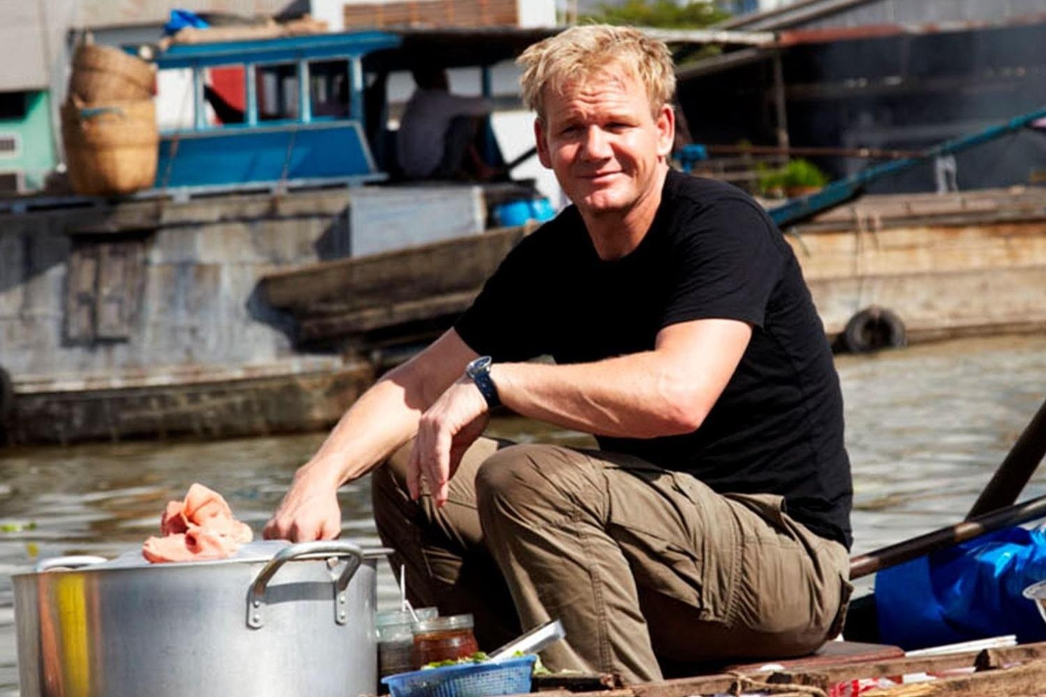 Vua dau bep toi Viet Nam ban hu tieu, bun rieu tren song hinh anh