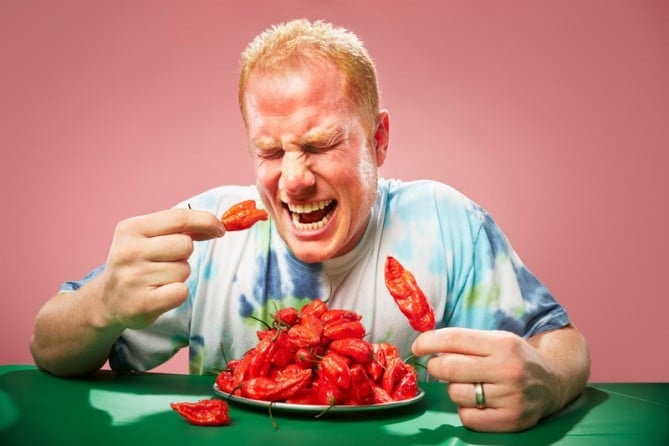 Nguoi dan ong lap ky luc an ot cay bac nhat the gioi hinh anh