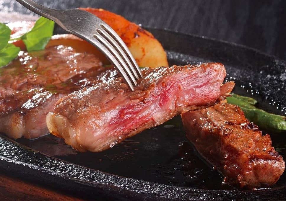 Nguoi an chay nhan mat khi thu cac mon thit hinh anh