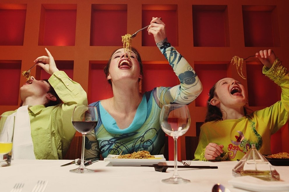 Dat dao, dia o vi tri nao tren ban tiec? hinh anh