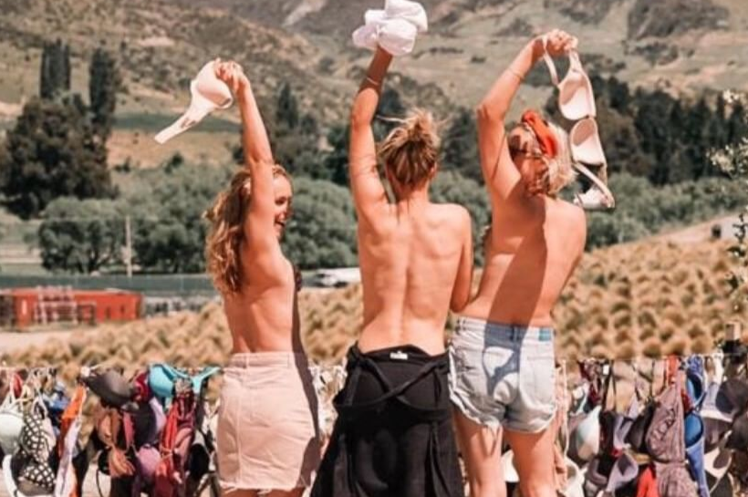 Hang rao nghin chiec ao nguc ung ho nguoi ung thu vu hinh anh