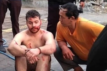 Danh canh sat va cac hanh dong khi say cua du khach hinh anh