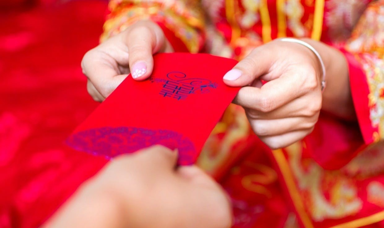 Phong bao li xi va so tien cam ky mung tuoi nam moi hinh anh