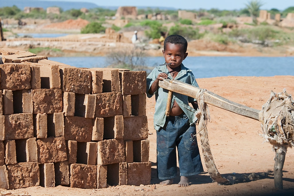 Cuoc song co cuc o Madagascar, lam viec 15 gio de kiem 2 USD hinh anh