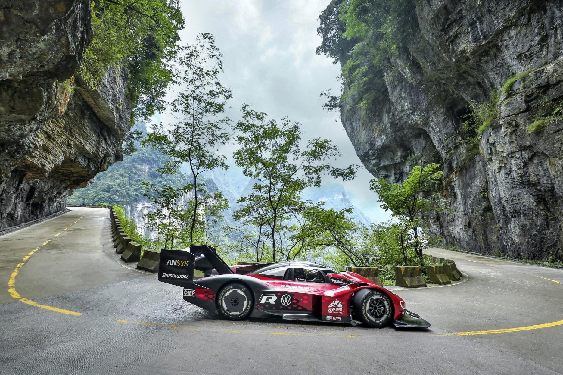 Vuot cung duong nguy hiem bac nhat the gioi de len Cong Troi hinh anh