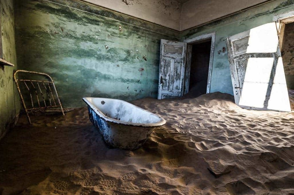 Nhung bong ma tron trong thi tran bi bo hoang hinh anh