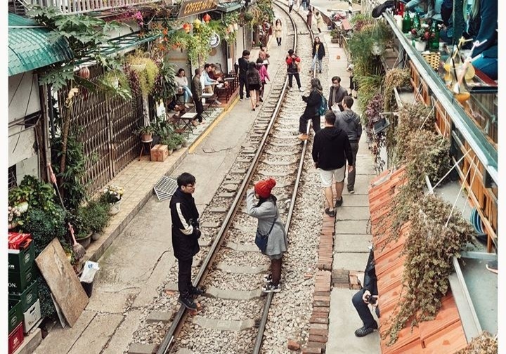Du khach thoai mai check-in pho duong tau Phung Hung ngay Tet hinh anh