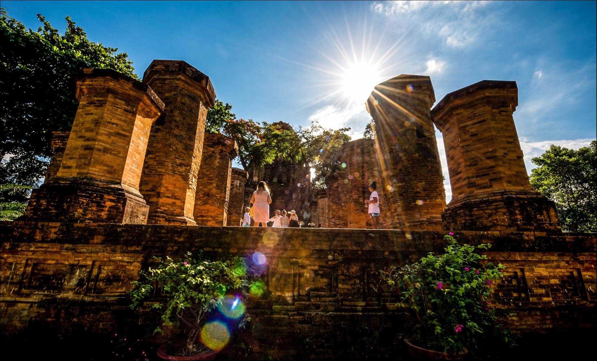 dong cua diem du lich anh 3