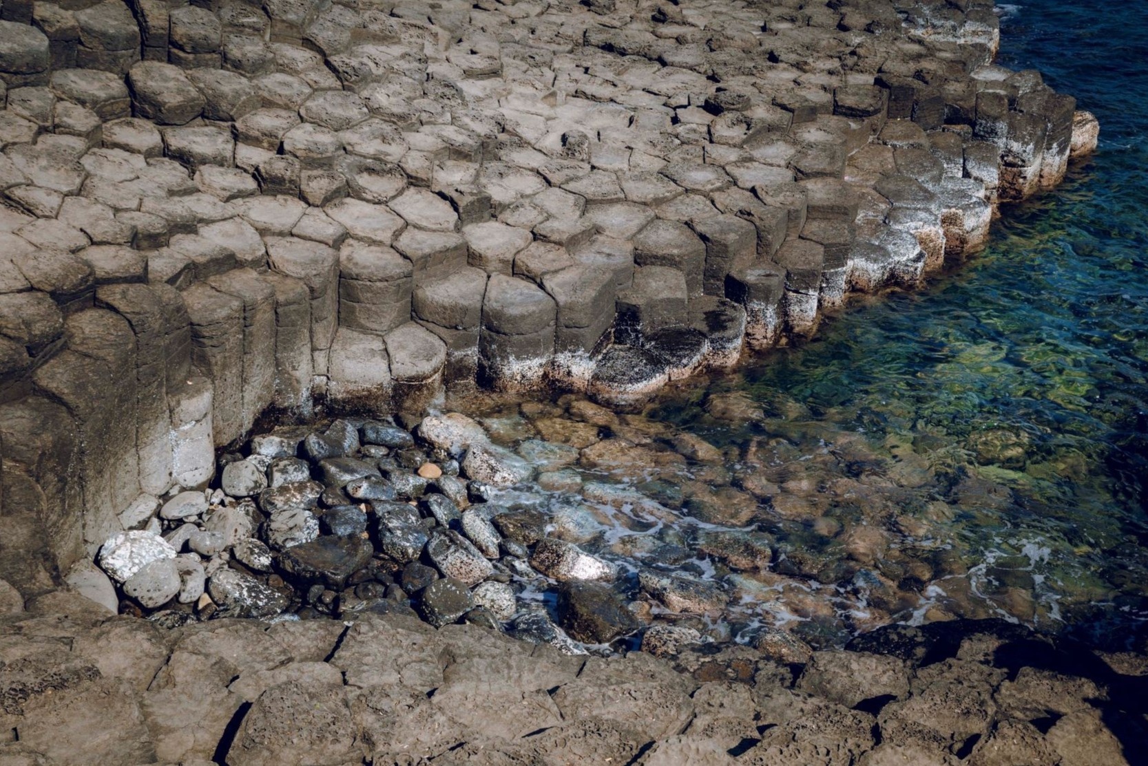 Ganh Da Dia va loat diem du lich mo cua tro lai giua dich corona hinh anh