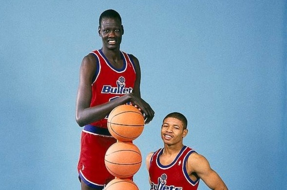 Dat nuoc co nhieu nguoi cao tren 2 m hinh anh