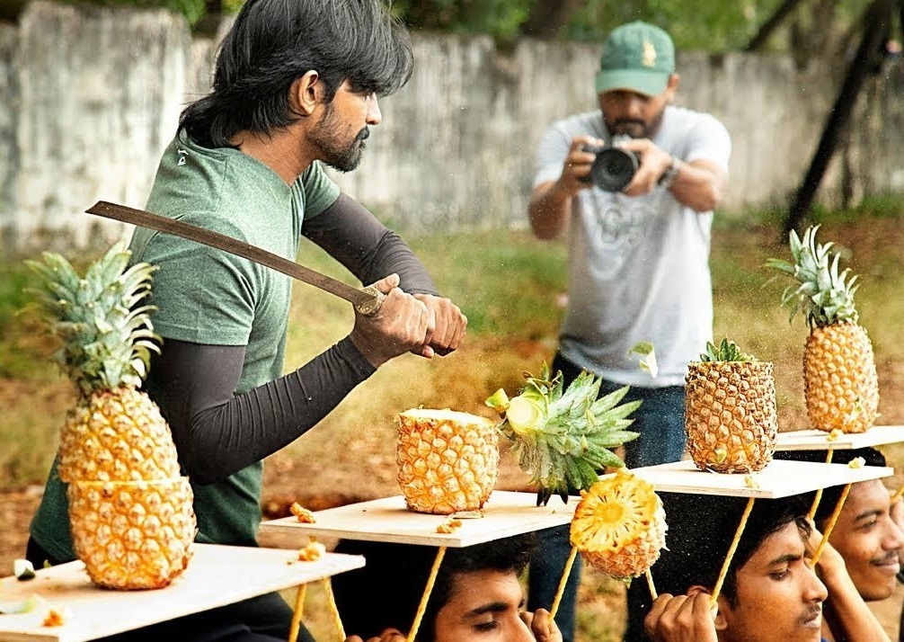 Ninja hoa qua doi that, lap ky luc cat nhieu dua trong 30 giay hinh anh