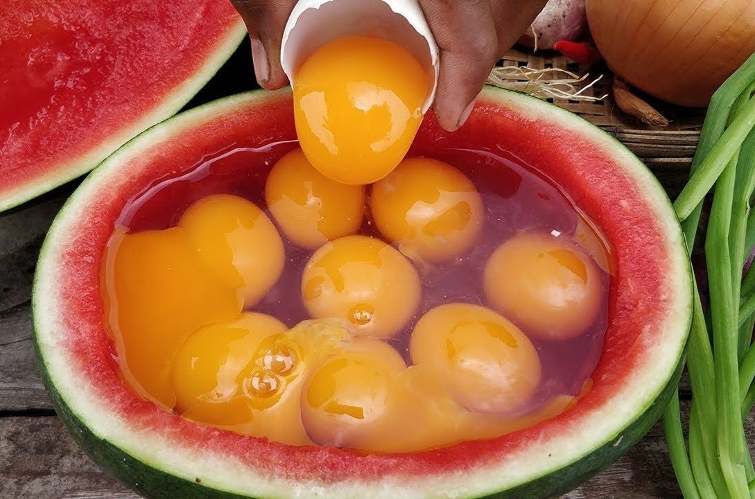 Ky nghe lam trung hap trong vo dua hau hinh anh