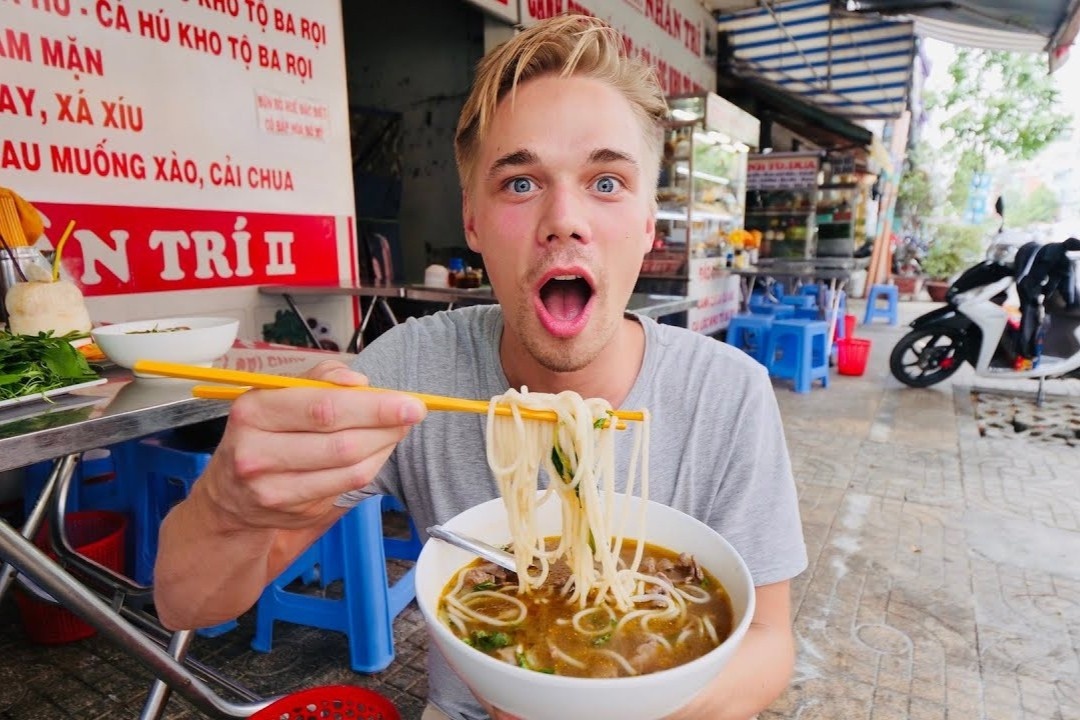 Khach Tay trai nghiem tour an sach TP.HCM trong 5 gio hinh anh