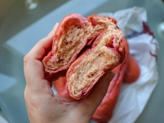 Phong vien bao My khen banh mi thanh long Viet Nam hinh anh