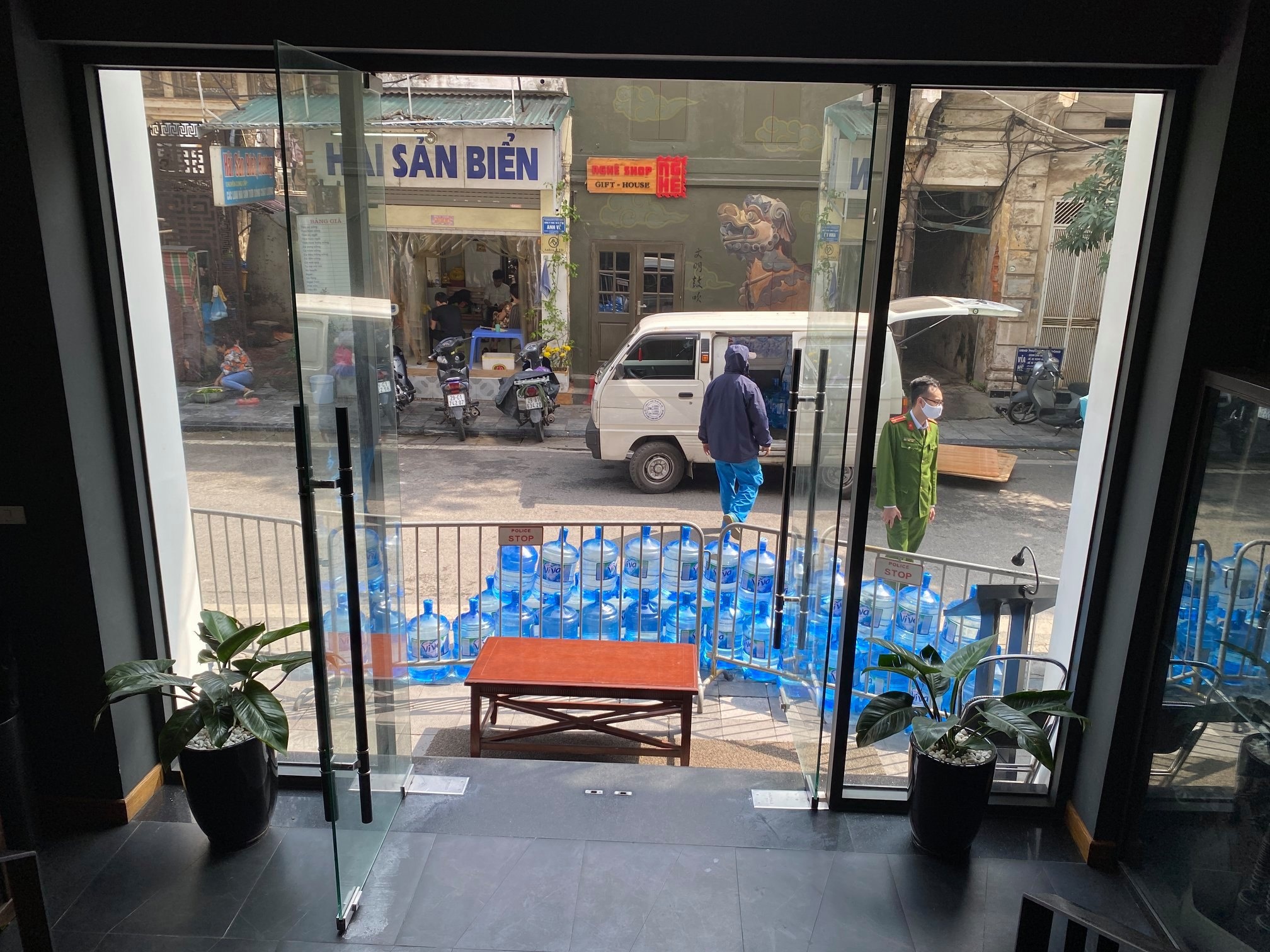 cach ly ha noi anh 2