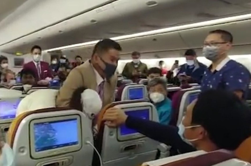 Nguoi phu nu Trung Quoc ho vao tiep vien vi phai cho lau hinh anh