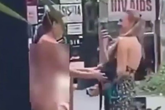 Khach nu khoa than tren duong pho Bali hinh anh