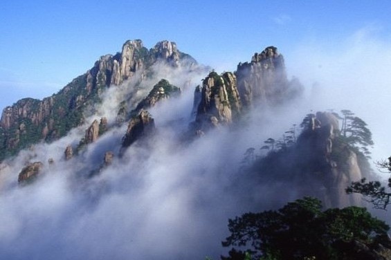 Bien may bao phu ngon nui Trung Quoc hinh anh