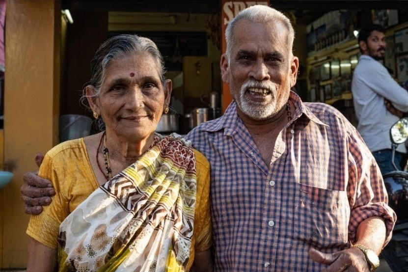 Vo chong 70 tuoi ban tra, vay tien ngan hang de di khap the gioi hinh anh