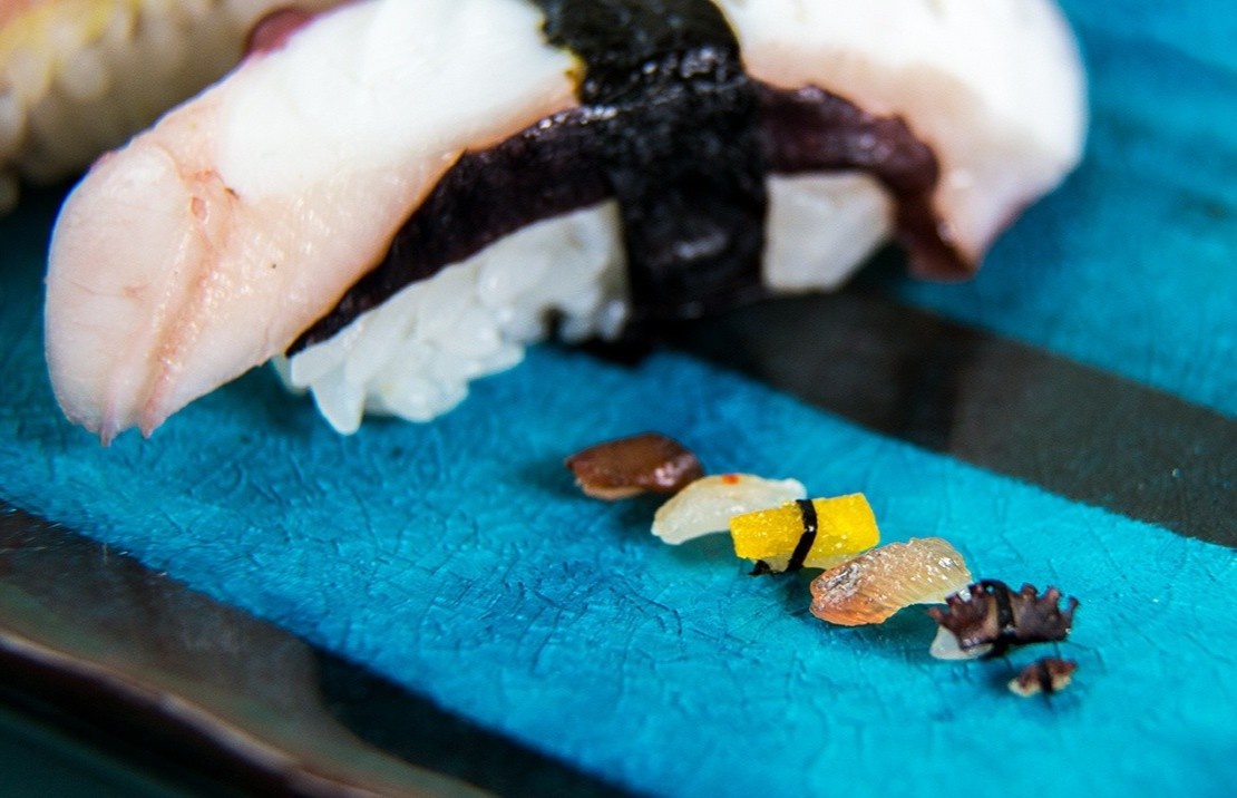 An sushi sieu nho, phai dung kinh lup va tam hinh anh