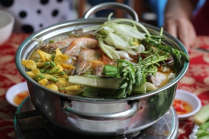 Ngap hai san trong noi lau mam Can Tho hinh anh